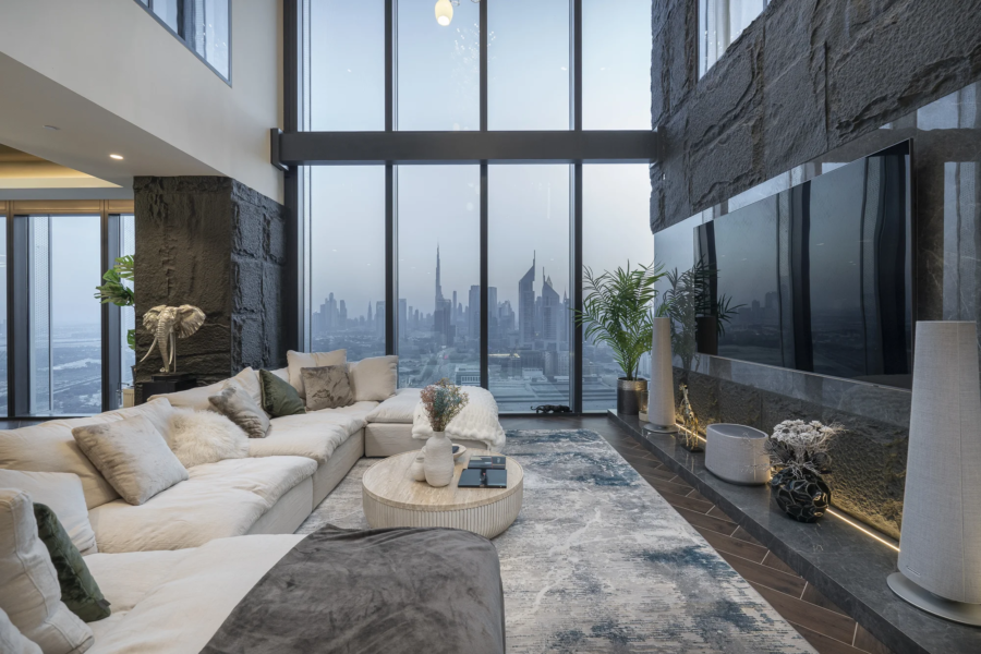Living room at 2br at one zaabeel